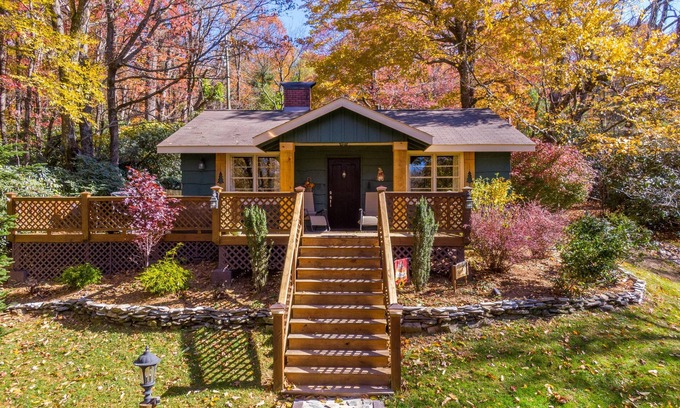 Blowing Rock Cabin | Bear Bungalow - 1 mile from Main Street Blowing Rock! Hot Tub - Pet Friendly - Fenced In Yard