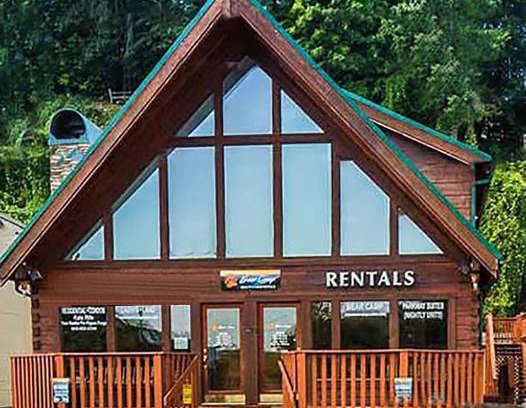 Pigeon Forge Hotel | Bear Camp By The Night
