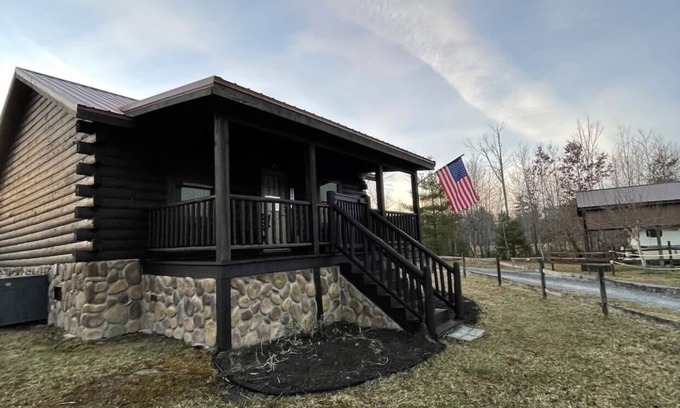Pipestem Cabin | Bear Claw Cove #2 Pet Friendly/HotTub/Bicycles/Kayaks