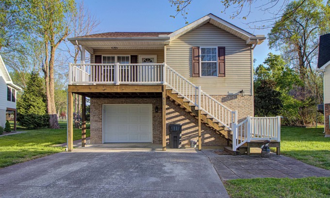 Pigeon Forge House | Bear Creek Bungalow w/Arcade Game, Hot tub ,Swing, Screened-In Porch, & 2 Kings