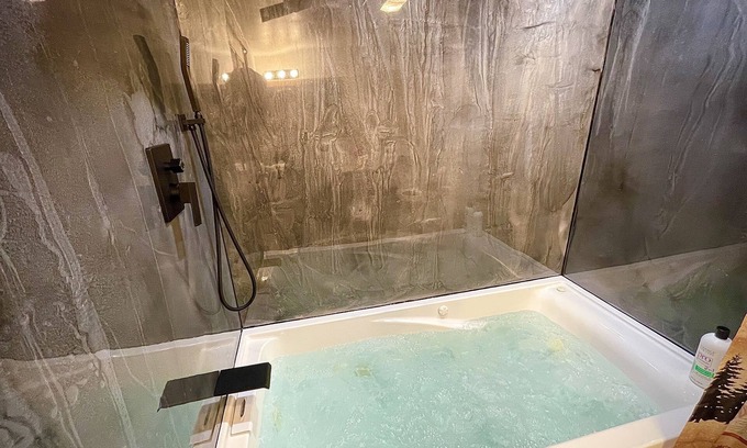 Thompson Falls Cabin | Bear Creek Resort, Cabin Suite (end unit 1 king) JACUZZI BATHTUB SUITE, Cabin Suite (end unit 1 king