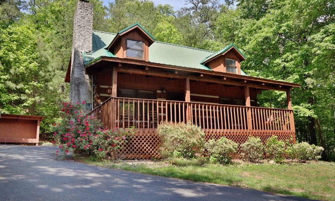 Gatlinburg - Pigeon Forge Cabin | Bear Crossing | Hot Tub, Pool Table & Near Gatlinburg