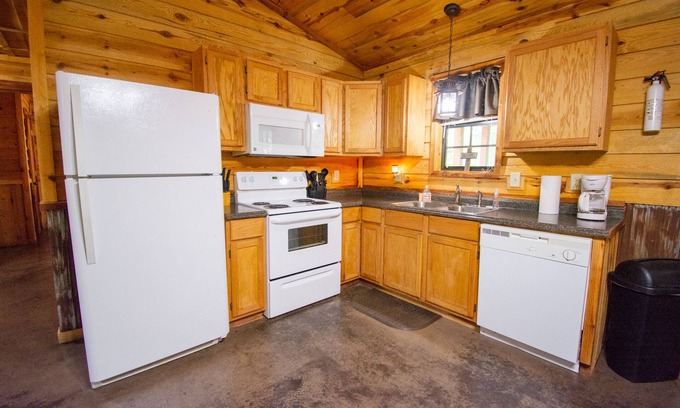 Board Camp Cabin | Bear Den|18Acres|Private Creek|Swim|Hiking|ATV Trails|Mtn Cabin
