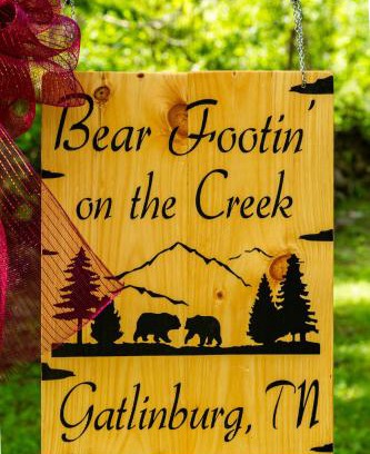 Gatlinburg - Pigeon Forge House | BEAR FOOTIN' on the CREEK