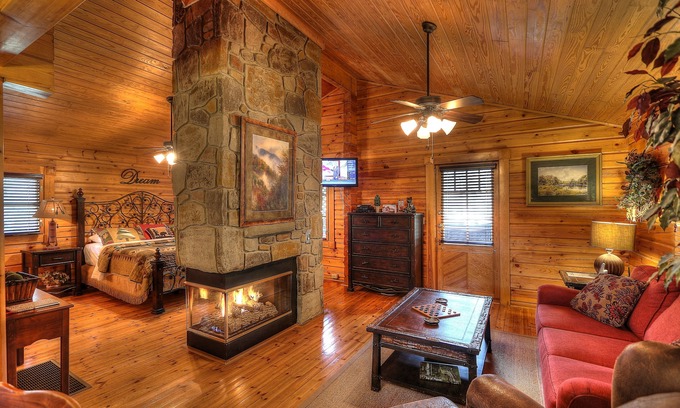 Sevierville Cabin | Bear Hugs #23 - Charming & Clean Log Cabin!