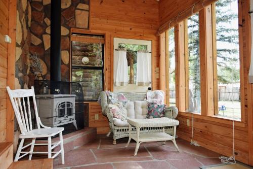 Red River House | Bear Hugs - Cozy Cottage - WiFi - Rustic Decor - Country Style Kitchen - Perfect for a Couples Getaway!