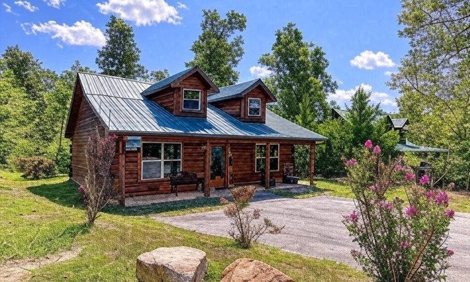 Gatlinburg - Pigeon Forge Cabin | Bear Hugs, Free Attraction Tickets, Hot Tub, WIFI!