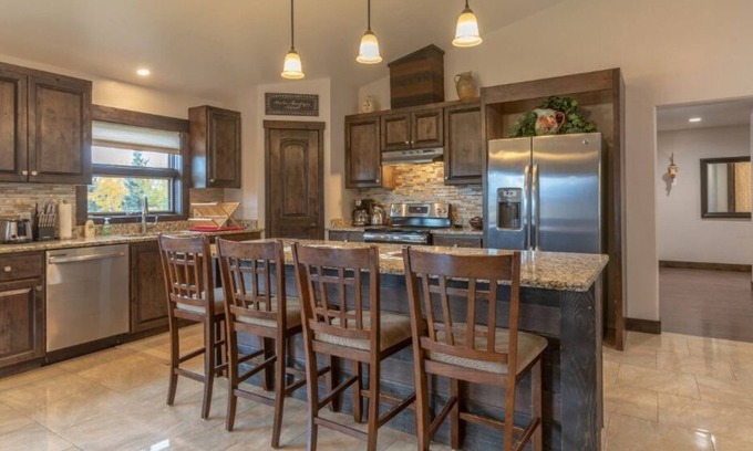 Alpine Northeast House | Bear Meadow Lodge: relaxing 3400 sq. ft., 6 bdm home 37 miles from Jackson Hole