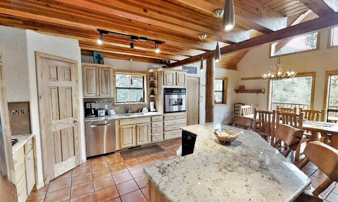 Red River Cabin | Bear Mountain Cabin - Beautifully Updated Upper Valley Home - WiFi - Satellite -