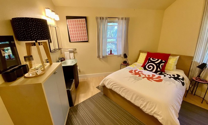 Bear Creek Bed & Breakfast | Bear Mountain Room at Bell In The Woods B&B (Full/Second Floor)Max 2ppl