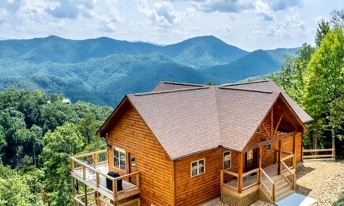 Gatlinburg - Pigeon Forge Cabin | Bear Ridge Mtn View: Pool Table, Arcade Game, Shuffleboard & Mountain Views