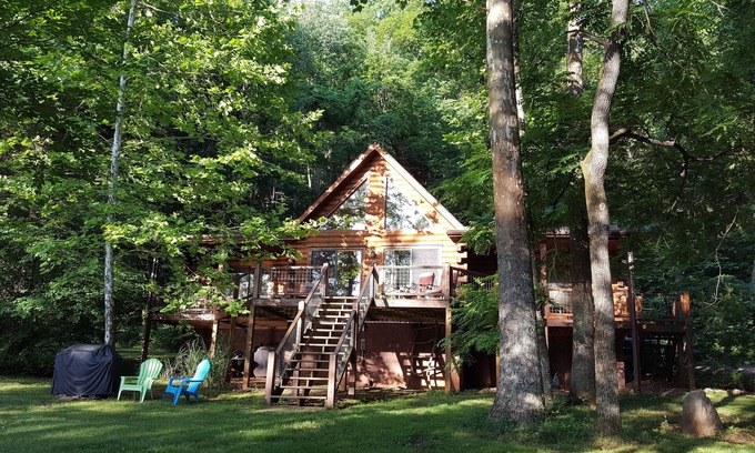 Austinville Cabin | Bear's Lair Cabin on the New River~ Relax in Rustic Elegance