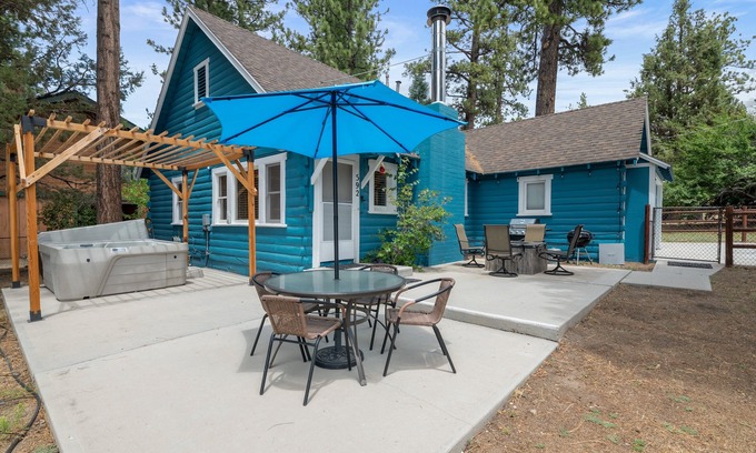 Fox Farm House | Bear Slope View - Close to Slopes, Pet Friendly, Fenced Yard, Hot Tub