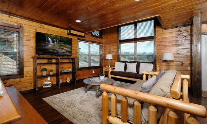Pigeon Forge Cabin | Bearadise Cove 5 minutes from all the fun