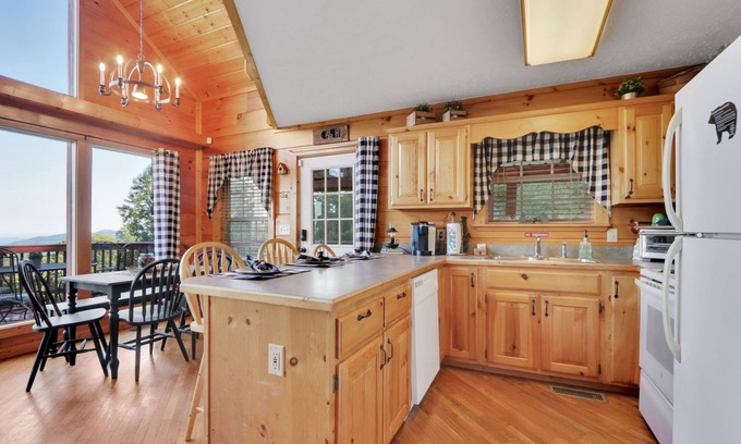 Gatlinburg - Pigeon Forge Cabin | Bearfoot Inn 3 Bedroom Cabin in Pigeon Forge, WIFI