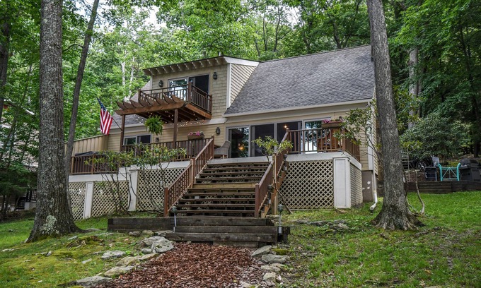 McHenry House | Bearfoot Lodge | Lakefront, Private Dock + Hot Tub