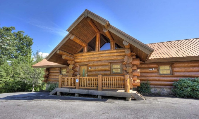 Pittman Center Cabin | Bears, Amazing Mountain Views, Hot Tub, Game Rm, 15 min from Gburg
