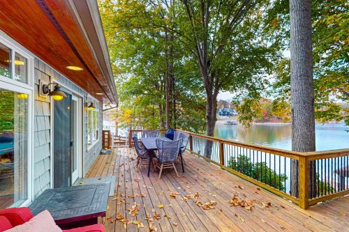 Moneta House | Bears Den at Acorn Dr.