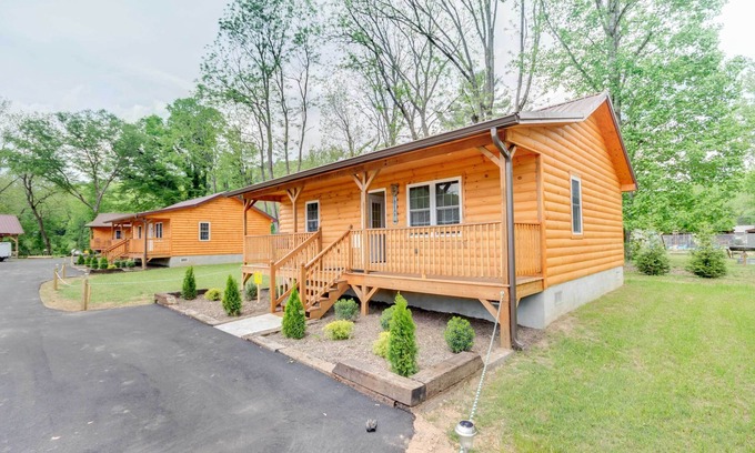 Cherokee Cabin | ‘Bear’s Den' Cabin w/Porch ~ 5 Mi to Bryson City!