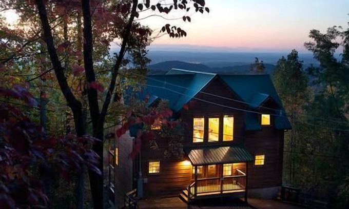 Gatlinburg - Pigeon Forge Cabin | Bears & Honey in Pigeon Forge #unforgettable 4 bedroom w/Gameroom, Views & Full Theater!
