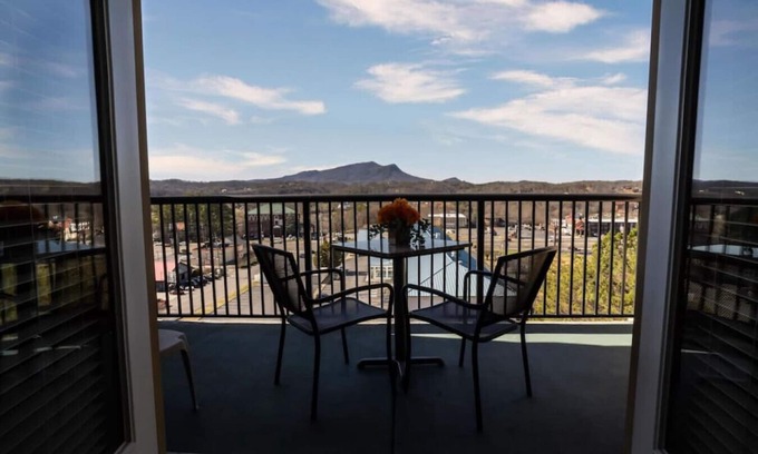 Pigeon Forge Condo | Bears Lair - Unit 1405 - FREE Attraction Ticket with EACH night Stay Including Dollywood