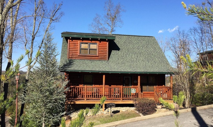 Gatlinburg - Pigeon Forge Cabin | *Beary Cozy* Minutes From Town! Hot Tub, Pool Table Gorgeous View! Book Today!
