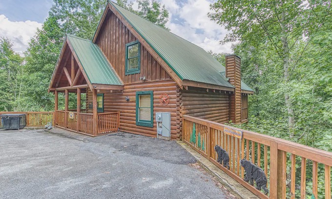 Gatlinburg - Pigeon Forge Cabin | "Beary Relaxing" Cabin in Sherwood Forest Resort - Pool Opening May 24th!!
