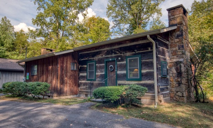 Gatlinburg Cabin | Beary Special Cabin: A Paw-some Gatlinburg Riverfront Retreat
