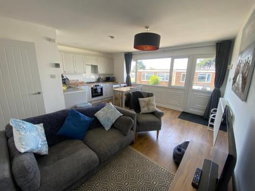 Freshwater Ski Chalet | Beau - Brambles Chine, Colwell Bay - 5 star WiFi - Short walk to The Hut and beach - 1 night stays available - Ferry offers