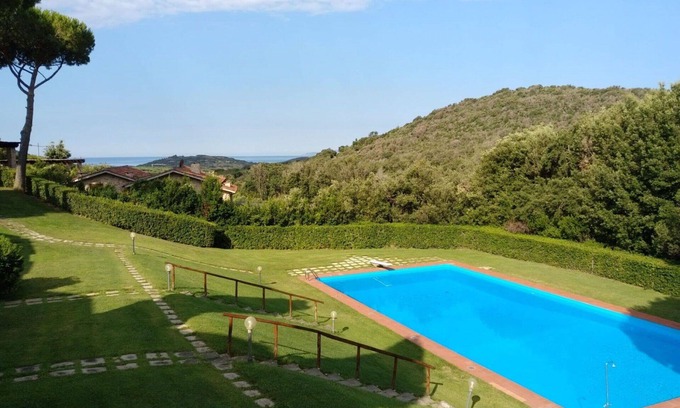 Castiglione della Pescaia Apartment | Beautiful apartment for 6 people with WIFI, pool, TV, terrace, pets allowed and parking