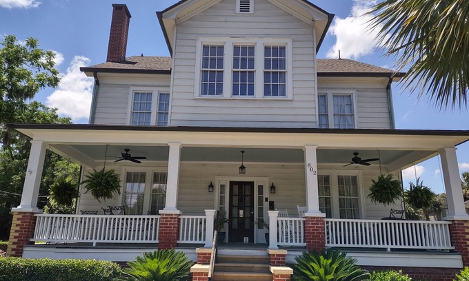 The Old Point House | Beaufort Charm showcased in this elegantly updated 4-bedroom historic home.