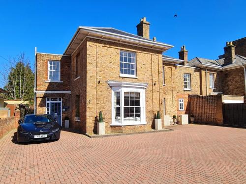 Taunton House | Beaufort Lodge - Central Location & Free Parking
