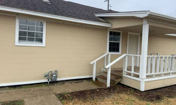 Beaumont House | Beaumont Chateau - SHORT/LONG TERM FURNISHED 2/2 HOUSE