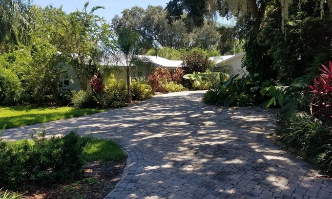 Winter Haven House | Beautiful Lake Front cottage w/heated pool & Hot Tub, 23 miles from Disney