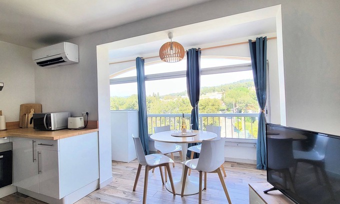 Saint-Mandrier-sur-Mer Apartment | Beautiful T2 with air-conditioned by the sea,
