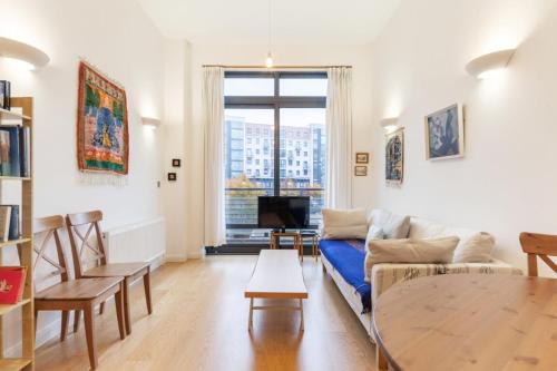 Askew Apartment | Beautiful 1 Bedroom Apartment in Shepherd's Bush