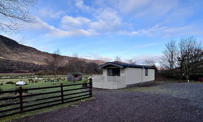 Crianlarich Cottage | Beautiful 1 bedroom chalet with loch and lambing meadow views