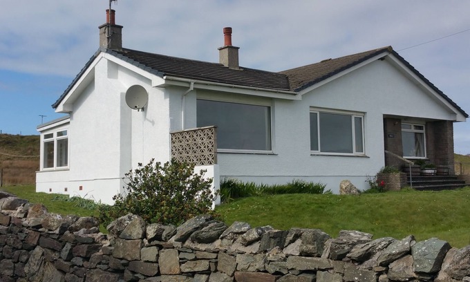 Islay Island House | Beautiful 10 person modern bungalow in Bruichladdich with stunning views