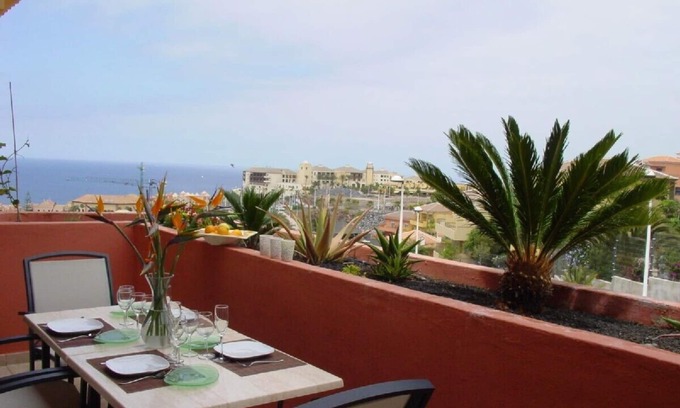 Costa Adeje Apartment | Beautiful 150m2, 3 bedroom 2 bathroom apartment with very nice sea view in Duque