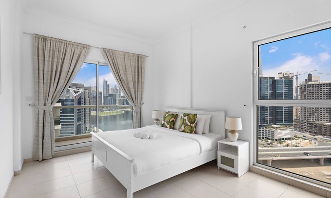 Business Bay Apartment | Beautiful 1BR Apartment on Dubai Water Canal