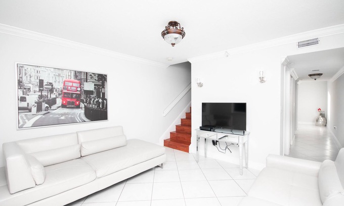 The Crossings Apartment | Beautiful 2/2.5 Condo w/Free Parking Fast WIFI