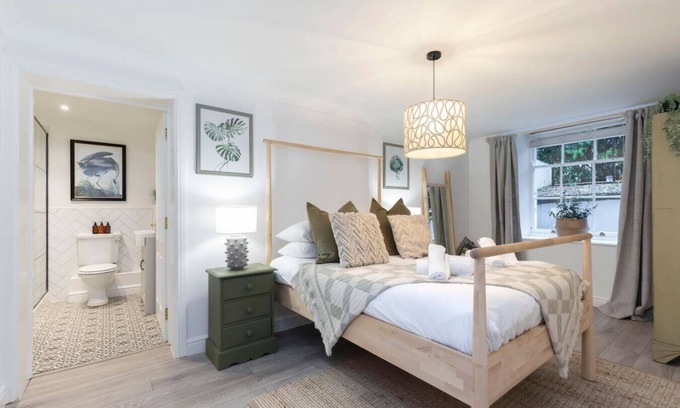Cheltenham Apartment | Beautiful 2-Bed 2 Bath Regency Flat with Parking