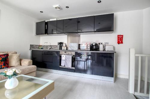 Wakefield Apartment | Beautiful 2 Bed House, Central spot with free parking