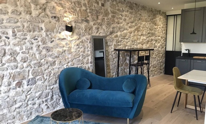 Antibes City Centre Apartment | Beautiful 2 bed in Old Antibes, close to beaches, restaurants, cafes and shops