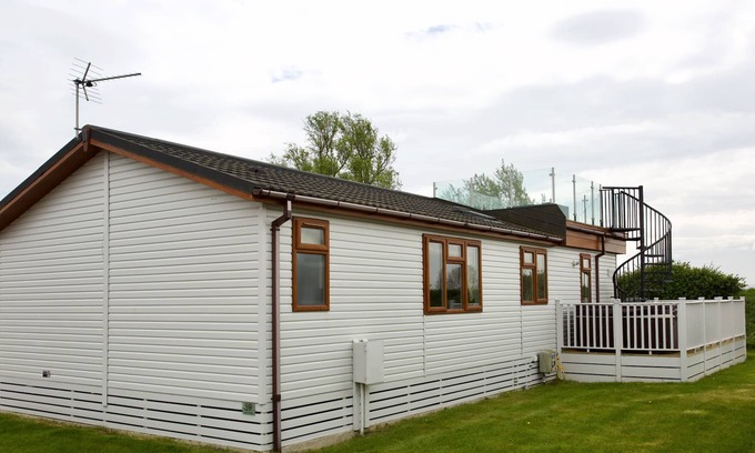 Stretham House | Beautiful 2-Bed lodge with hot tub and saunain Ely