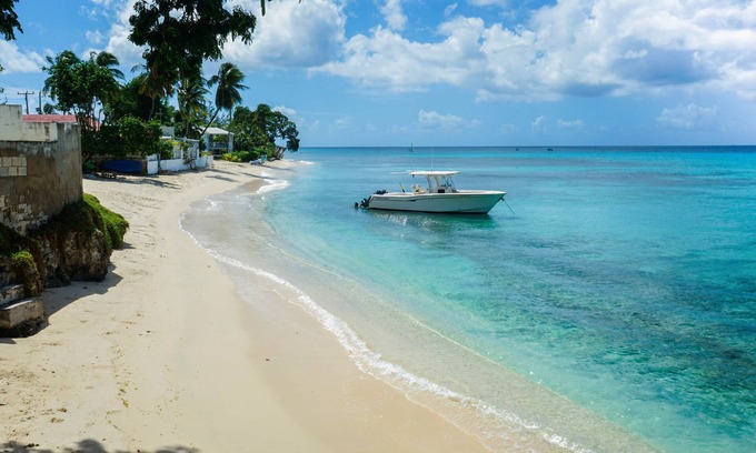 Derricks Apartment | Beautiful 2-Bedroom Apartment right on the beach in this tranquil little bay