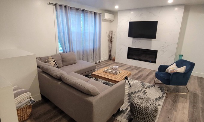 Highland House | Beautiful 2-Bedroom (3-beds), 2-Bathroom in South London (by Westmount Mall)