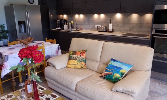 Antibes Apartment | Beautiful 2 bedroom apartment fully equipped with private garage.