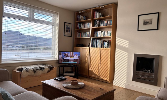 Conwy Apartment | Beautiful 2 bedroom Deganwy apartment with estuary views