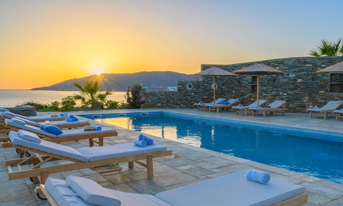 Mpatsi House | Beautiful 2-bedroom house "on the beach" with swimming pool